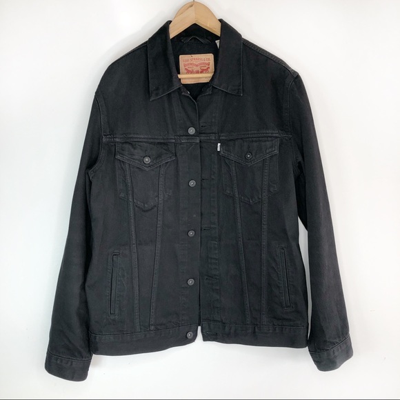 LEVI’S • black denim trucker jacket